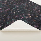 Dunkle Orchidee Maximalistischer Gotischer Floral  Sherpadecke (3/4)