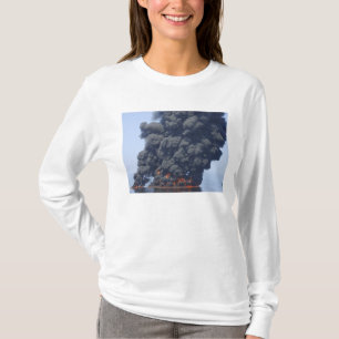 Dunkle Rauchwolken und Feuer tauchen 2 auf T-Shirt