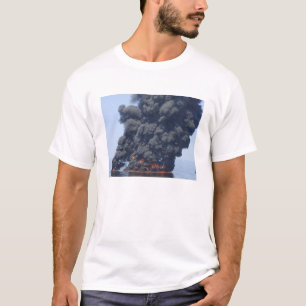 Dunkle Rauchwolken und Feuer tauchen 2 auf T-Shirt