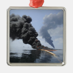 Dunkle Rauchwolken und Feuer tauchen 3 auf Silbernes Ornament