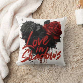 Dunkle Romance Grafik mit Schwarz und Rote Rosen Kissen