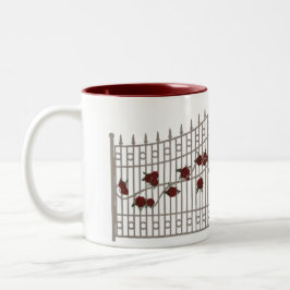 Dunkle Romantik-Eisentor mit Rosen Zweifarbige Tasse