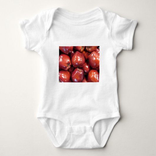 Dunkle rote Äpfel Baby Strampler (Vorderseite)