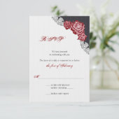 Dunkle Rote Rose Wedding RSVP Card (Stehend Vorderseite)