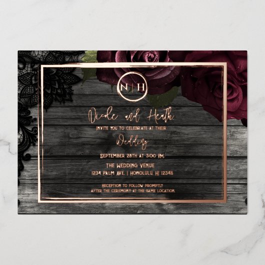 Dunkle Rote Rosen Holz und Spitzen Rustikale Hochz Folieneinladung (Vorderseite)