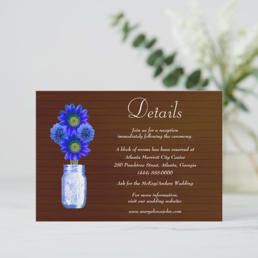 Dunkle Rustikal Blue Floral Mason Jar Wedding Deta Begleitkarte (Stehend Vorderseite)
