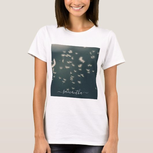 Dunkle Sage Green Dandelion White Script Name T-Shirt (Vorderseite)