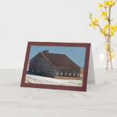 Dunkle Scheune w weißes Windows auf dem Karte (Gelbe Blume)