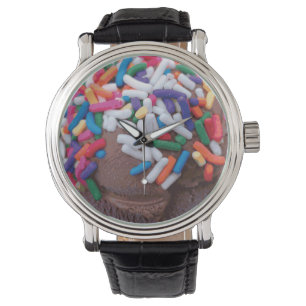 Dunkle Schokolade Eiscreme mit Regenbogensprinklen Armbanduhr