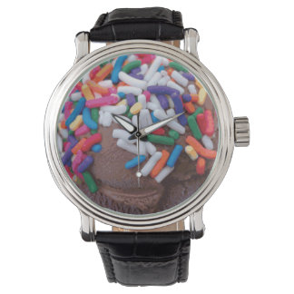 Dunkle Schokolade Eiscreme mit Regenbogensprinklen Armbanduhr