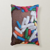 Dunkle Schokolade Eiscreme mit Regenbogensprinklen Dekokissen (Vorderseite(Vertikal))