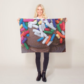 Dunkle Schokolade Eiscreme mit Regenbogensprinklen Fleecedecke