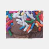 Dunkle Schokolade Eiscreme mit Regenbogensprinklen Fleecedecke (Vorderseite (Horizontal))