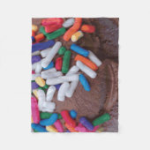 Dunkle Schokolade Eiscreme mit Regenbogensprinklen Fleecedecke (Vorderseite)