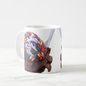 Dunkle Schokolade Eiscreme mit Regenbogensprinklen Kaffeetasse (Vorderseite Links)