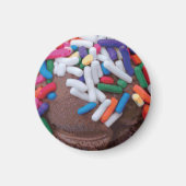 Dunkle Schokolade Eiscreme mit Regenbogensprinklen Magnet (Vorne)