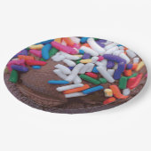 Dunkle Schokolade Eiscreme mit Regenbogensprinklen Pappteller (Schrägansicht)