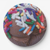 Dunkle Schokolade Eiscreme mit Regenbogensprinklen Pappteller (Vorderseite)