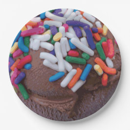 Dunkle Schokolade Eiscreme mit Regenbogensprinklen Pappteller