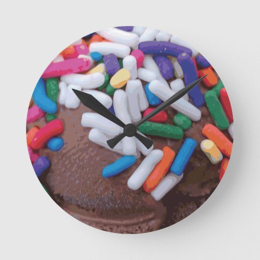 Dunkle Schokolade Eiscreme mit Regenbogensprinklen Runde Wanduhr (Vorderseite)
