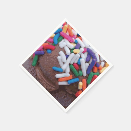 Dunkle Schokolade Eiscreme mit Regenbogensprinklen Serviette (Ecke)