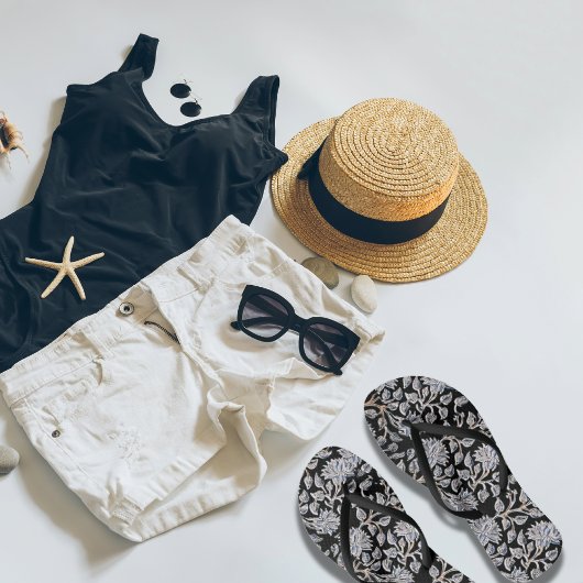 Dunkle schwarze Blütenpaare mit Flip Flops Badesandalen