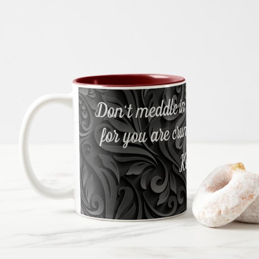 Dunkle Scroll mischen sich nicht in Drachenangeleg Zweifarbige Tasse (Mit Donut)