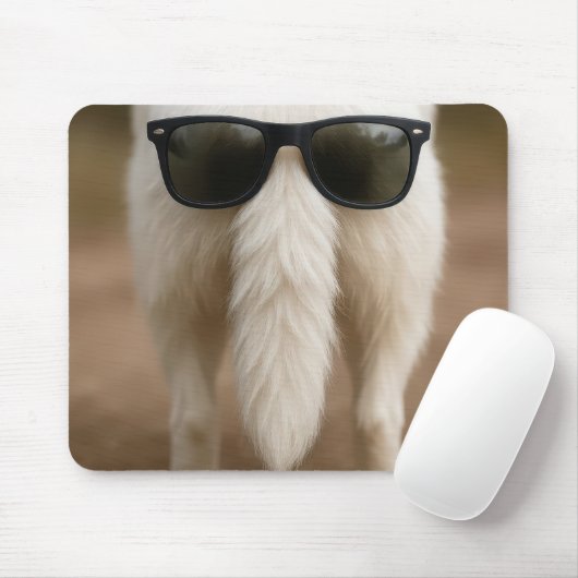 Dunkle Sonnenbrille auf einem Hundeschwanz Mousepad (Mit Mouse)
