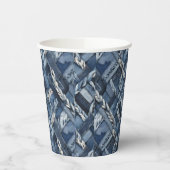 Dunkle strapazierte Denim-Patchwork- und Zopf-Opti Pappbecher (Links)