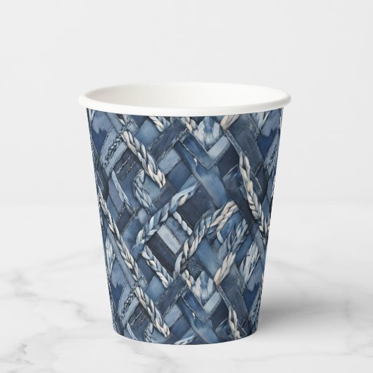 Dunkle strapazierte Denim-Patchwork- und Zopf-Opti Pappbecher (Vorderseite)