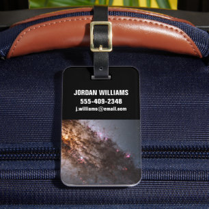 Dunkle Streifen von Staubkreuzen überqueren Centau Gepäckanhänger