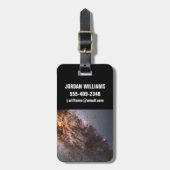 Dunkle Streifen von Staubkreuzen überqueren Centau Gepäckanhänger (Vorderseite vertikal)