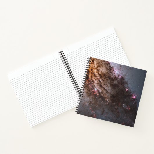 Dunkle Streifen von Staubkreuzen überqueren Centau Notizblock (Innenseite)