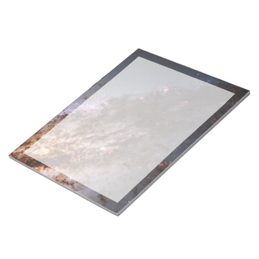 Dunkle Streifen von Staubkreuzen überqueren Centau Notizblock (angewinkelt)