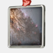 Dunkle Streifen von Staubkreuzen überqueren Centau Ornament Aus Metall (Links)