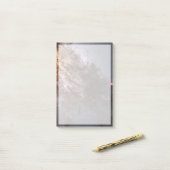 Dunkle Streifen von Staubkreuzen überqueren Centau Post-it Klebezettel (Auf Schreibtisch)