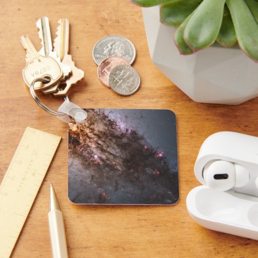 Dunkle Streifen von Staubkreuzen überqueren Centau Schlüsselanhänger (Schreibtisch)