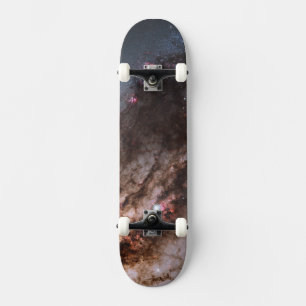 Dunkle Streifen von Staubkreuzen überqueren Centau Skateboard