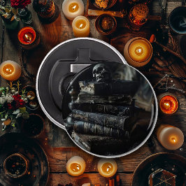 Dunkle Tatty Alte Bücher mit Skull Flaschenöffner