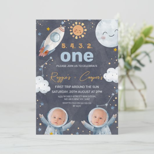 Dunkle Twins Erste Reise um die Sonne 1. Geburtsta Einladung (Stehend Vorderseite)
