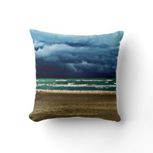 Dunkle und stürmische Kissen