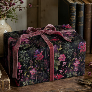 Dunkle viktorianische Blumendekoration in Rosa und Geschenkpapier