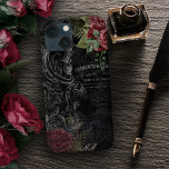 Dunkle Viktorianische französische Rose Ephemera Case-Mate iPhone Hülle<br><div class="desc">Verziert eingravierte Skrollarbeit,  silberne Spitze,  bordeauxfarbene Rose und französisches Drehbuch auf schimmerndem schwarzen Damast-Hintergrund.</div>