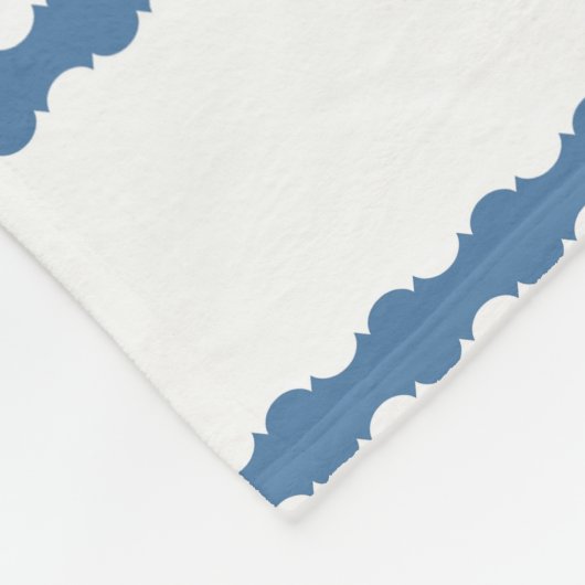 Dunkle Wedgewood Blau-Kamm-Muscheln auf Weiß Fleecedecke (Ecke)