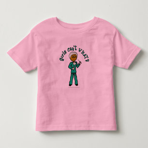 Dunkle weibliche Chirurgen in grünen Krebsen Kleinkind T-shirt