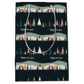 Dunkle Weihnachtsbaummuster-Papier Mittlere Geschenktüte (Vorderseite)