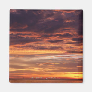 Dunkle Wolken in Orange gestreiftem Himmel Magnet