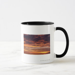 Dunkle Wolken in Orange gestreiftem Himmel Tasse