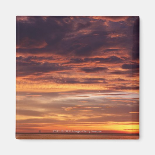 Dunkle Wolken in orangefarbenem Himmel Magnet (Vorne)