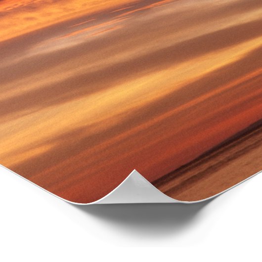 Dunkle Wolken in orangefarbenem Himmel Poster (Ecke)